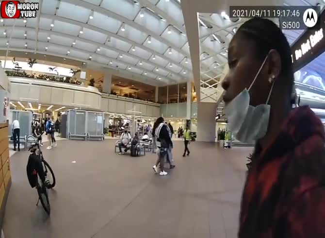 Video :At the airport, a police officer on a bicycle is chasing a motorized suitcase